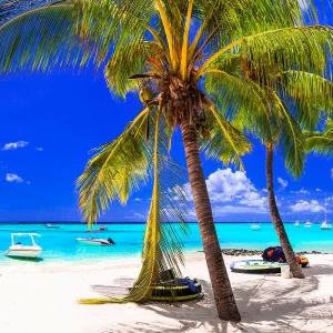 FEATURED_Tropical-paradise-in-Le-MorneMauritius-island_credit_Alamy_2B0H0BW